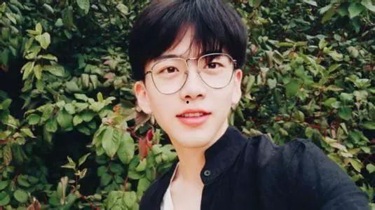 抖音网红陈佩奇吃瓜视频