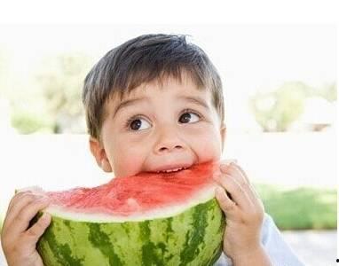 凑热闹吃瓜被网暴小说,从凑热闹到网络暴力的漩涡