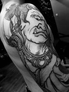 右腿纹身的网红吃瓜,揭秘网络红人的背后故事